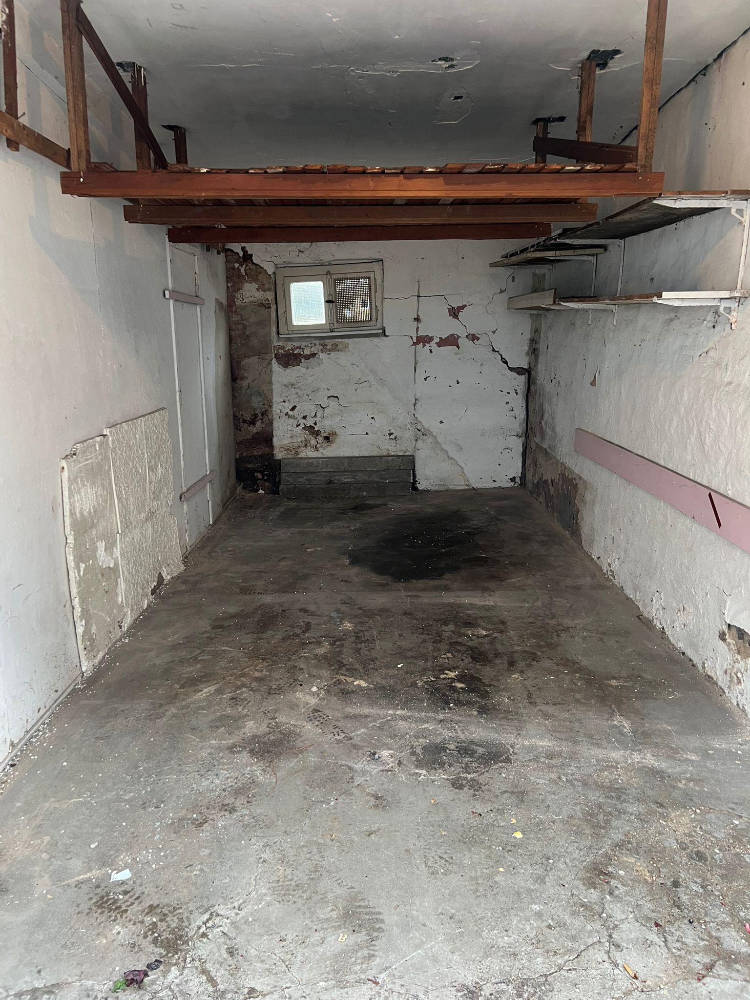Leere Garage nach einer Entrümpelung