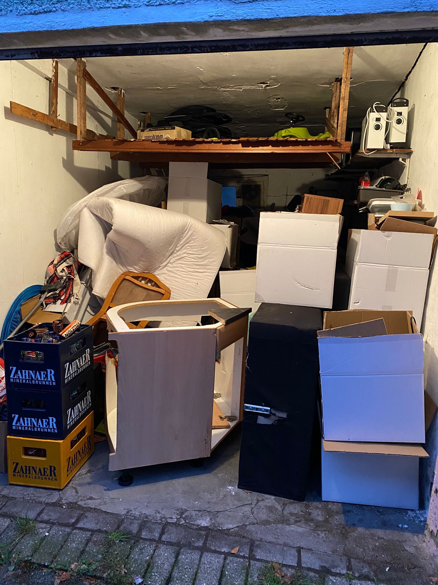 Mit Möbeln und Kartons gefüllte Garage vor der Entrümpelung