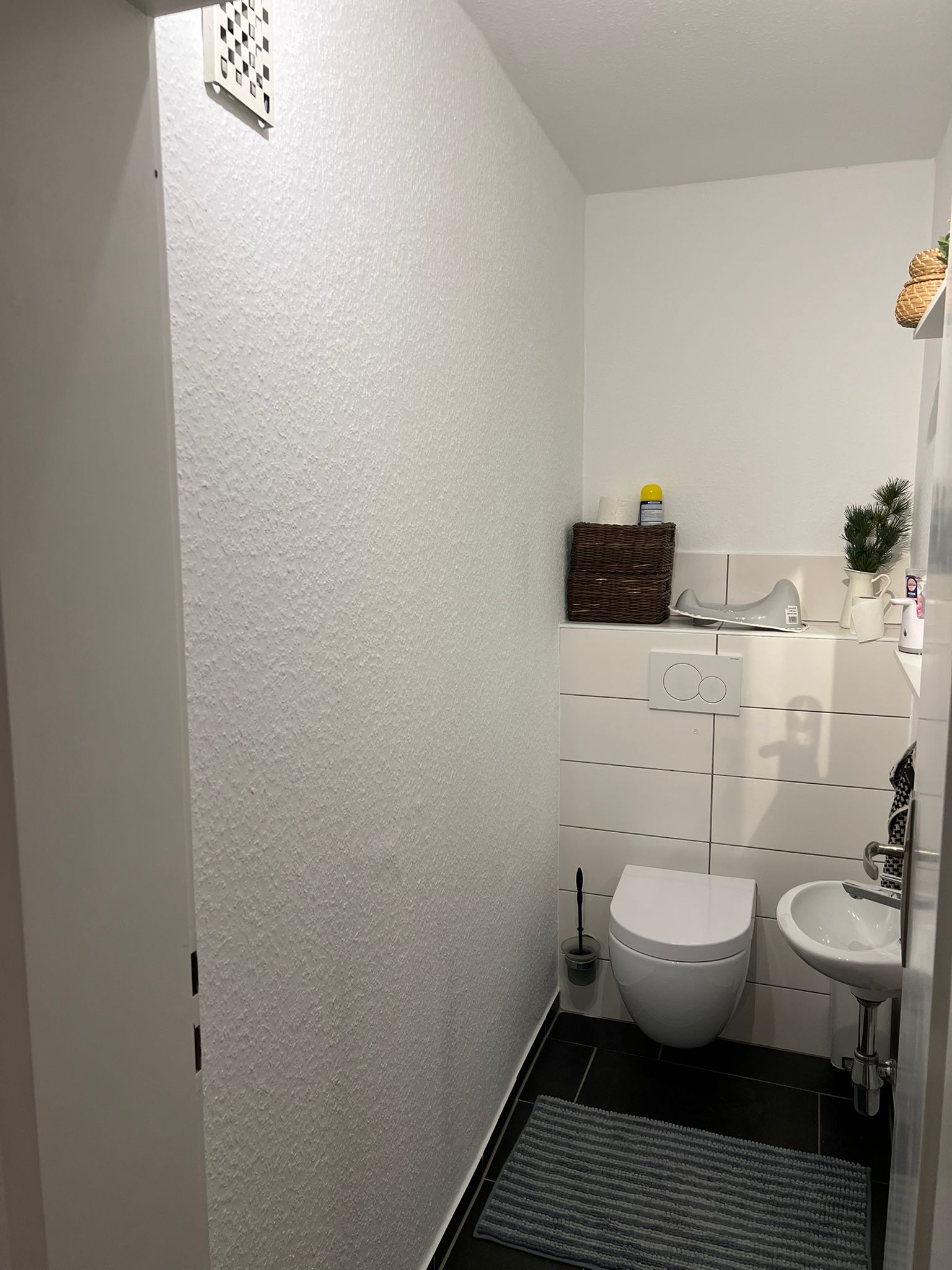 Ausgebesserte und weiß gestrichene Badezimmerwand