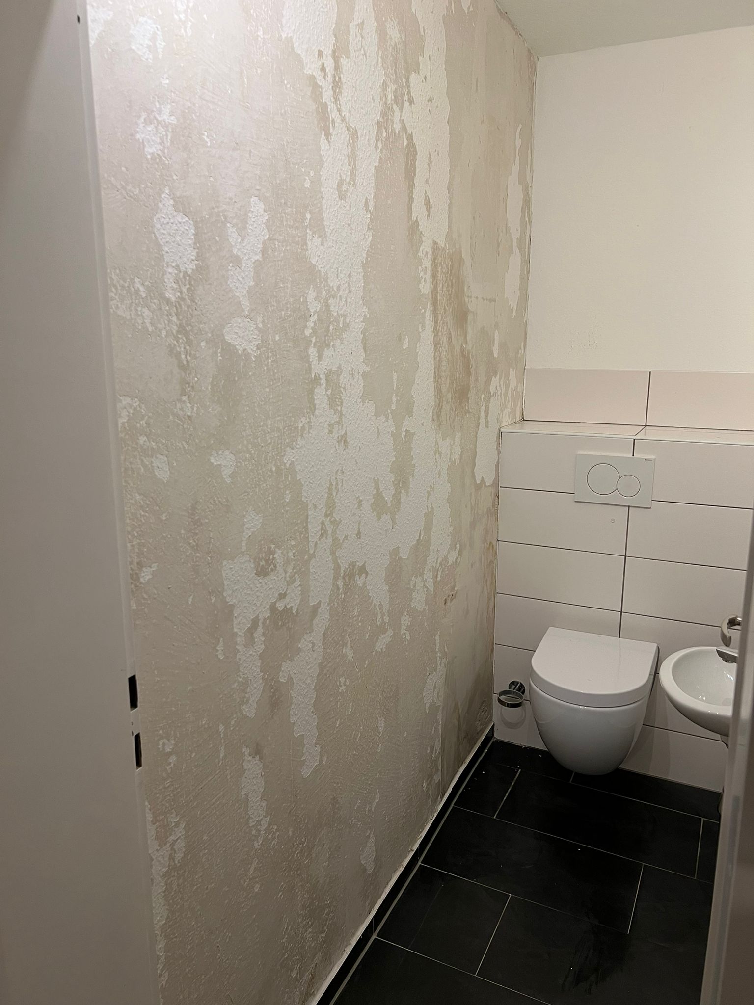Badezimmerwand vor dem Ausbessern und Streichen