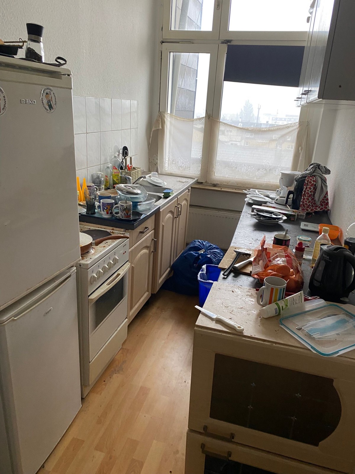 Küche mit Hausrat vor der Haushaltsauflösung