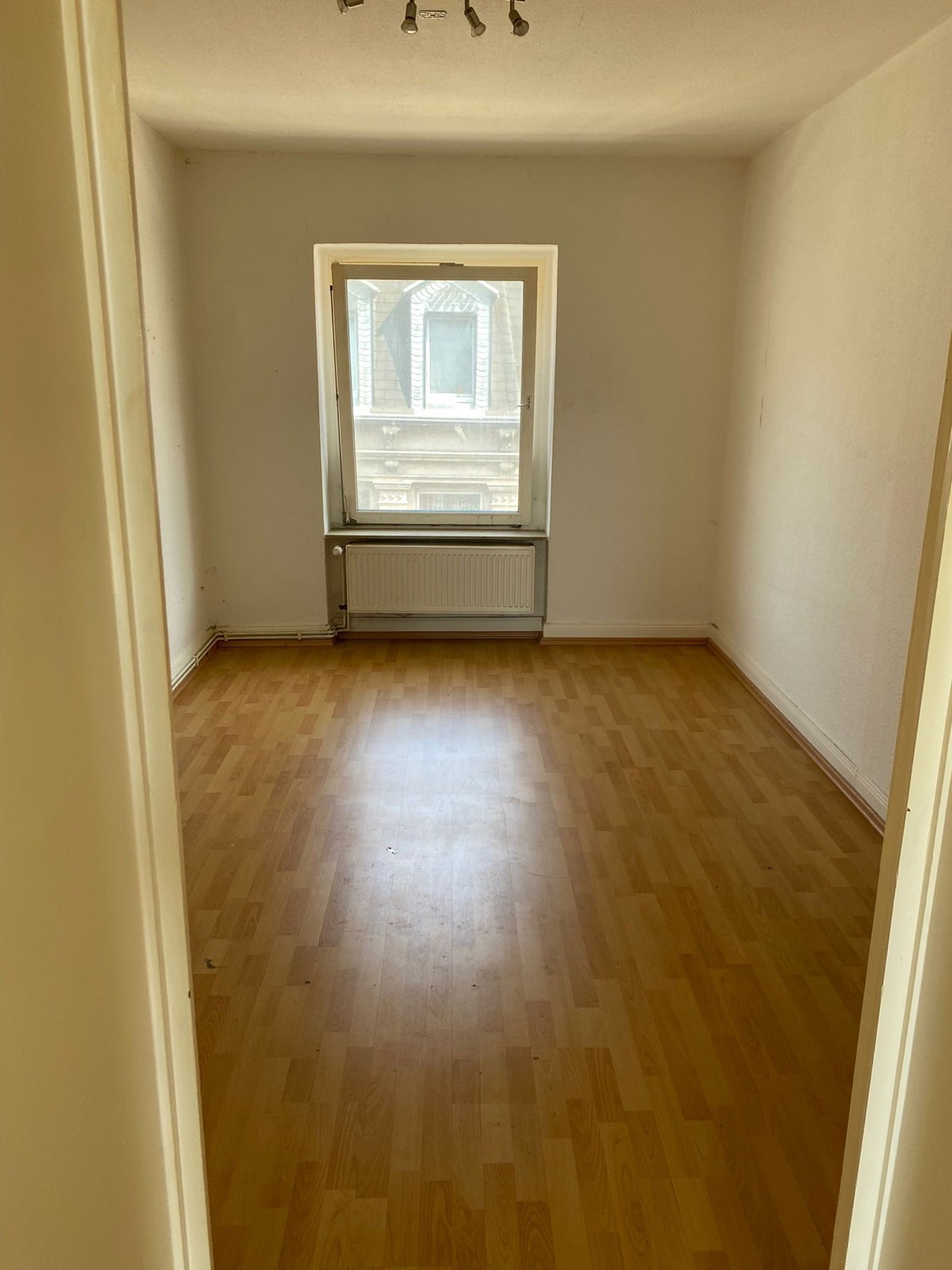 Leeres Schlafzimmer nach der vereinbarten Haushaltsauflösung